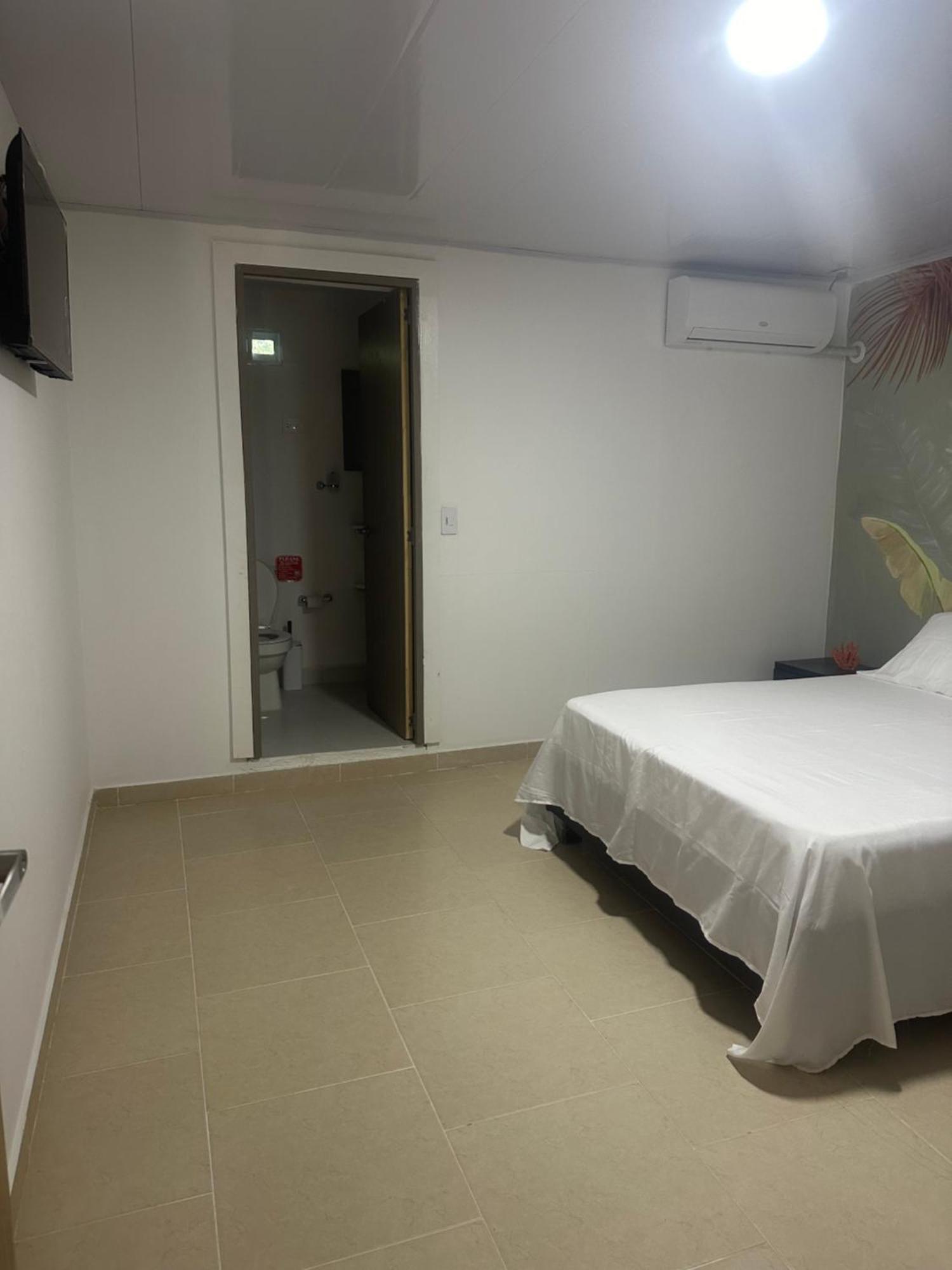 Leonor'S Guest House South West Bay Exterior photo